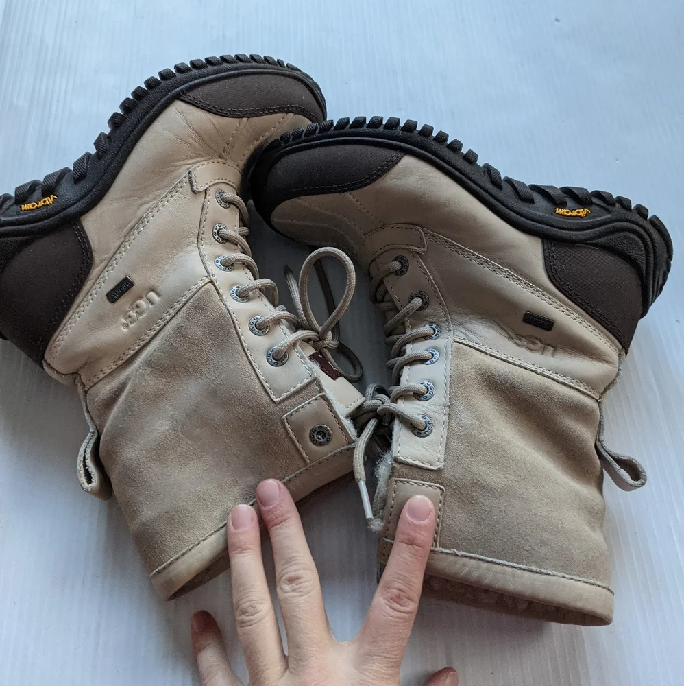 UGG Adirondack tan fur lined lace-up boots